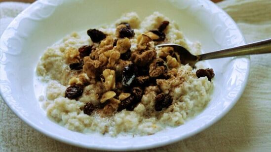 परंतु तुम्हाला हे लक्षात ठेवावे लागेल की ओट्सचे प्रमाण मोजून आणि कॅलरीज मोजून खावे. न्युटेला, साखर, चॉकलेट सिरप वापरु नका. ड्रायफ्रूट्सचे घेताना प्रमाणाची काळजी घ्या.&nbsp;