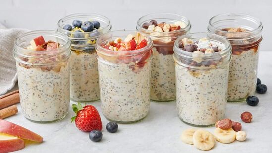 एक ग्लास किंवा उंच कंटेनर घ्या. आता त्यात एक तृतीयांश दूध घाला. आता त्यात ओट्स घाला. संपूर्ण ओट्स दुधात भिजत असल्याची खात्री करा. तुम्ही १ चमचा चिया सीड्स देखील घालू शकता. गोड चवीसाठी साखरेऐवजी मध किंवा मॅपल सिरप घाला. एक ग्लास किंवा उंच कंटेनर घ्या. आता त्यात एक तृतीयांश दूध घाला. आता त्यात ओट्स घाला. संपूर्ण ओट्स दुधात भिजत असल्याची खात्री करा. तुम्ही १ चमचा चिया सीड्स देखील घालू शकता. गोड चवीसाठी साखरेऐवजी मध किंवा मॅपल सिरप घाला.