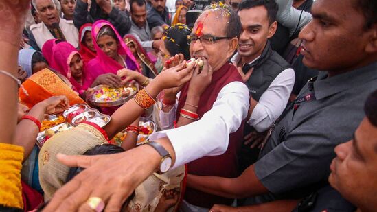 मध्य प्रदेशात विधानसभेच्या एकूण २३० जागा आहेत. सरकार स्थापनेसाठी ११६ जागा जिंकण्याची आवश्यकता आहे. मागील वेळेस कोणालाही बहुमत मिळवता आले नव्हते. यावेळी देखील काँग्रेस व भाजपमध्ये चुरशीची लढत झाली होती. (छायाचित्र - रॉयटर्स)