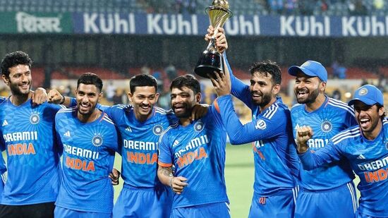भारताकडून मुकेश कुमारने ३, अर्शदीप सिंह आणि रवी बिश्नोईने प्रत्येकी दोन- दोन विकेट घेतल्या. अक्षर पटेलने 5व्या टी-२०मध्ये अष्टपैलू कामगिरीसाठी सामनावीराचा पुरस्कार जिंकला. <p>भारताकडून मुकेश कुमारने ३, अर्शदीप सिंह आणि रवी बिश्नोईने प्रत्येकी दोन- दोन विकेट घेतल्या. अक्षर पटेलने 5व्या टी-२०मध्ये अष्टपैलू कामगिरीसाठी सामनावीराचा पुरस्कार जिंकला.</p>