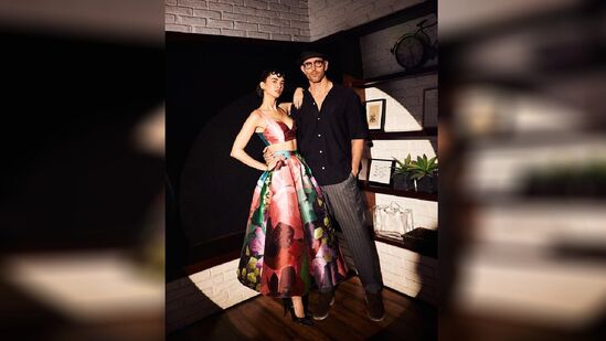 हृतिक रोशन आणि सबा आझाद 'द आर्चीज'च्या प्रीमियरला उपस्थित होते. यावेळी अभिनेत्री फ्लोरल प्रिंटेड मिडी स्कर्ट आणि मॅचिंग टॉपमध्ये दिसली. यासोबत तिने हाय हिल्स घातल्या होत्या. ड्रेससोबतच सबाची हेअर स्टाइलही खूपच वेगळी होती.&nbsp;