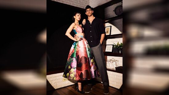 यावेळी हृतिक आणि सबा एकमेकांचा हात धरून फोटो पोज देताना दिसले आहेत. यावेळी सबाच्या लूकने चाहत्यांचे लक्ष वेधून घेतले. अभिनेत्री विचित्र हेअरस्टाईलमुळे ट्रोल देखील झाली होती.&nbsp;