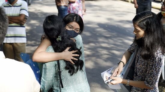 बारावी किंवा आयएससीची परीक्षा १२ फेब्रुवारीपासून सुरू होणार आहे. परीक्षा ३ एप्रिल रोजी संपणार आहे. परीक्षा पेपर दुपारी २ वाजता सुरुवात होतील. परीक्षा ३ तास चालेल. लेखी परीक्षेत प्रश्न वाचण्यासाठी १५ मिनिटे दिली जातात. बारावी किंवा आयएससीची परीक्षा १२ फेब्रुवारीपासून सुरू होणार आहे. परीक्षा ३ एप्रिल रोजी संपणार आहे. परीक्षा पेपर दुपारी २ वाजता सुरुवात होतील. परीक्षा ३ तास चालेल. लेखी परीक्षेत प्रश्न वाचण्यासाठी १५ मिनिटे दिली जातात.