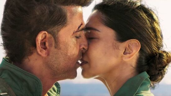 या वर्षी आलेल्या पठाण चित्रपटात दीपिका शाहरुखसोबत एका गाण्यात चर्चेत होती. त्यापाठोपाठ आता फायटरमधील हृतिकसोबतचे गाणे सारखेल असेल असा अंदाज चाहत्यांनी व्यक्त केला आहे. या वर्षी आलेल्या पठाण चित्रपटात दीपिका शाहरुखसोबत एका गाण्यात चर्चेत होती. त्यापाठोपाठ आता फायटरमधील हृतिकसोबतचे गाणे सारखेल असेल असा अंदाज चाहत्यांनी व्यक्त केला आहे.