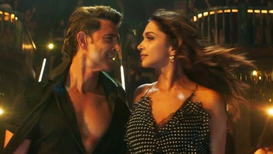 दीपिका आणि हृतिकमधील हे हॉट सीन्स सध्या सोशल मीडियावर चर्चेचा विषय बनले आहे. त्यांच्यातील केमिस्ट्री धमाल असल्याची प्रतिक्रिया नेटिझन्सने दिली आहे. दीपिका आणि हृतिकमधील हे हॉट सीन्स सध्या सोशल मीडियावर चर्चेचा विषय बनले आहे. त्यांच्यातील केमिस्ट्री धमाल असल्याची प्रतिक्रिया नेटिझन्सने दिली आहे.