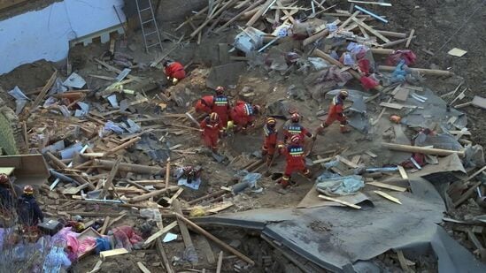 उत्तर-पश्चिम चीनमधील दुर्गम पर्वतीय प्रदेशात ६.२ रिश्टर स्केलच्या शक्तिशाली भूकंपामुळे किमान ११८ नागरीक ठार झाले तर ४०० हून अधिक नागरीक जखमी झाले. <p>उत्तर-पश्चिम चीनमधील दुर्गम पर्वतीय प्रदेशात ६.२ रिश्टर स्केलच्या शक्तिशाली भूकंपामुळे किमान ११८ नागरीक ठार झाले तर ४०० हून अधिक नागरीक जखमी झाले.</p>