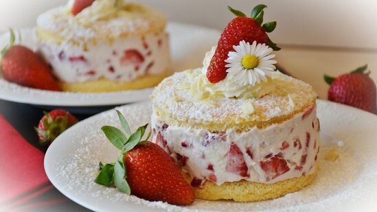 जगभरात साजऱ्या होणाऱ्या ख्रिसमसला अवघे काही दिवस उरले आहेत. या दिवशी अनेकजण आपल्या घरी केक बनवतात. काही घरांमध्ये संपूर्ण कुटुंब मिळून केक बनवतात. काहीवेळा जेव्हा प्रत्येकजण मेनाकेट तयार करतो आणि केक दगडासारखा होतो. पण हे असं होऊ नये आणि केक सॉफ्ट तयार करण्यासाठी काही टिप्स फॉलो करा. जगभरात साजऱ्या होणाऱ्या ख्रिसमसला अवघे काही दिवस उरले आहेत. या दिवशी अनेकजण आपल्या घरी केक बनवतात. काही घरांमध्ये संपूर्ण कुटुंब मिळून केक बनवतात. काहीवेळा जेव्हा प्रत्येकजण मेनाकेट तयार करतो आणि केक दगडासारखा होतो. पण हे असं होऊ नये आणि केक सॉफ्ट तयार करण्यासाठी काही टिप्स फॉलो करा.