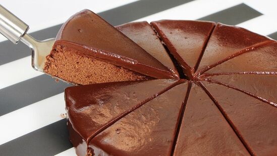 केक बनवण्यासाठी लागणाऱ्या सर्व घटकांचे प्रमाण योग्य ठेवावे. कोणत्याही परिस्थितीत जास्त प्रमाणात, चवीनुसार पदार्थांचे प्रमाण वाढवू नका. अंडी आणि पिठाचे मिश्रण ळगुळीत असावे. केक बनवण्यासाठी लागणाऱ्या सर्व घटकांचे प्रमाण योग्य ठेवावे. कोणत्याही परिस्थितीत जास्त प्रमाणात, चवीनुसार पदार्थांचे प्रमाण वाढवू नका. अंडी आणि पिठाचे मिश्रण ळगुळीत असावे. 