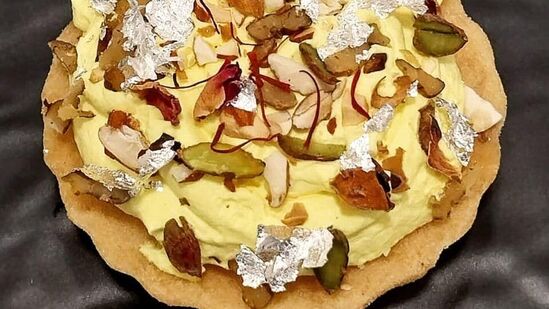 पीठ योग्य स्थितीत आहे की नाही हे तपासण्यासाठी पाण्याचे काही थेंब शिंपडा. जर पाणी तरंगत असेल तर पीठ चांगले आहे, जर ते मिसळले तर पीठ घट्ट आणि मऊ करून घ्या.