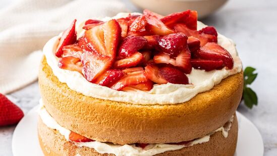 स्पंज केक: क्रीम आणि फ्रूट बेसने बनवलेला हा केक ख्रिसमसला फ्रॉस्टी बनवतो. वरून पिठीसाखर. कसे बनवावे? ते बनवण्यासाठी तुम्हाला मैदा, एरंडेल साखर, दूध, तेल, बेकिंग सोडा, बेकिंग पावडर, व्हॅनिला इसेन्स, व्हाईट व्हिनेगर, अंड्याचा पांढरा वेगळा, अंड्यातील पिवळ बलक वेगळा, साधा व्हिनेगर लागेल.