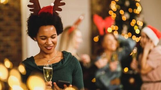 ख्रिसमससाठी घर सजवा. आपल्या स्वत: च्या हातांनी घर सजवा. खोलीचा एक कोपरा रंग, रंगीबेरंगी दिवे, ख्रिसमस चहाने सजवा. आपण इच्छित असल्यास, आपण हाताने ख्रिसमस ट्री बनवू शकता.