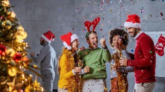 ख्रिसमस येत आहे. हा विशेष दिवस भारतातील वेगवेगळ्या प्रदेशात साजरा केला जातो. पण या सणाबद्दल केवळ ख्रिश्चनांमध्येच उत्साह नाही. इतर धर्मीय ख्रिसमसबद्दल उत्साही आहेत. दरवर्षी भारतातील विविध राज्यांमध्ये ख्रिसमसच्या निमित्ताने काही पार्ट्यांचे आयोजन केले जाते. तुम्हाला हवे असल्यास तुम्ही या पार्ट्यांना भेट देऊ शकता. ख्रिसमस येत आहे. हा विशेष दिवस भारतातील वेगवेगळ्या प्रदेशात साजरा केला जातो. पण या सणाबद्दल केवळ ख्रिश्चनांमध्येच उत्साह नाही. इतर धर्मीय ख्रिसमसबद्दल उत्साही आहेत. दरवर्षी भारतातील विविध राज्यांमध्ये ख्रिसमसच्या निमित्ताने काही पार्ट्यांचे आयोजन केले जाते. तुम्हाला हवे असल्यास तुम्ही या पार्ट्यांना भेट देऊ शकता.