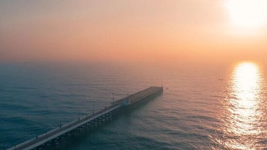 ख्रिसमस साजरा करण्यासाठी पाँडिचेरी हे भारतात भेट देण्याच्या सर्वोत्तम ठिकाणांपैकी एक आहे. या केंद्रशासित प्रदेशाला फ्रेंच वंश आहे, म्हणूनच पाँडिचेरीमध्ये अनेक ख्रिश्चन दिसतात, जे मोठ्या उत्साहाने ख्रिसमस साजरे करतात आणि शहराची प्रतिमा बदलतात.