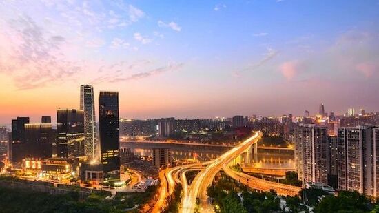 बंगळुरूमध्ये नवीन वर्षाच्या पार्टीसह ख्रिसमस मोठ्या थाटात साजरा केला जातो. येथील अनेक चर्च युरोपियन लोकांनी बांधल्या होत्या.बंगलोरमधील सर्वात प्रमुख चर्च म्हणजे ब्रिगेड रोड येथील सेंट पॅट्रिक चर्च आणि होसूरमधील ऑल सेंट्स चर्च. शहरात बेकरी, रेस्टॉरंट्स आणि कॅफेची भरपूर संख्या आहे, विशेषत: ख्रिसमसच्या हंगामात, संपूर्ण शहरामध्ये टेस्टी पदार्थ देतात. बंगळुरूमध्ये ख्रिसमस साजरा केल्याने तुम्हाला नक्कीच आनंदाचा मूड मिळेल. बंगळुरूमध्ये नवीन वर्षाच्या पार्टीसह ख्रिसमस मोठ्या थाटात साजरा केला जातो. येथील अनेक चर्च युरोपियन लोकांनी बांधल्या होत्या.बंगलोरमधील सर्वात प्रमुख चर्च म्हणजे ब्रिगेड रोड येथील सेंट पॅट्रिक चर्च आणि होसूरमधील ऑल सेंट्स चर्च. शहरात बेकरी, रेस्टॉरंट्स आणि कॅफेची भरपूर संख्या आहे, विशेषत: ख्रिसमसच्या हंगामात, संपूर्ण शहरामध्ये टेस्टी पदार्थ देतात. बंगळुरूमध्ये ख्रिसमस साजरा केल्याने तुम्हाला नक्कीच आनंदाचा मूड मिळेल.