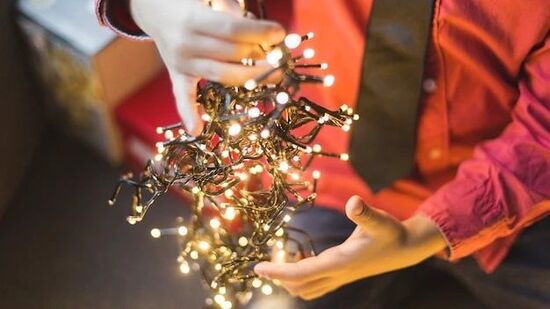 ख्रिसमस अगदी कोपऱ्यात आहे, दिव्यांनी भरलेला आहे. सर्वत्र नाताळची जल्लोष सुरू झाली आहे. पण या खास दिवसाला आणखी खास बनवण्यासाठी काही खास टिप्स जाणून घ्या. ख्रिसमस अगदी कोपऱ्यात आहे, दिव्यांनी भरलेला आहे. सर्वत्र नाताळची जल्लोष सुरू झाली आहे. पण या खास दिवसाला आणखी खास बनवण्यासाठी काही खास टिप्स जाणून घ्या.