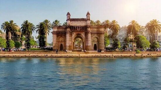 असे म्हणतात की मुंबई शहर कधीच झोपत नाही. आणि ख्रिसमस असला तरी काही फरक पडत नाही. या दिवशी संपूर्ण शहर प्रकाशाने उजळून निघते. आबाल वृद्धावनिता आनंदोत्सवात रमली. त्यामुळे नाताळचा दिवस वेगळ्या पद्धतीने घालवायचा असेल तर मुंबईत या. असे म्हणतात की मुंबई शहर कधीच झोपत नाही. आणि ख्रिसमस असला तरी काही फरक पडत नाही. या दिवशी संपूर्ण शहर प्रकाशाने उजळून निघते. आबाल वृद्धावनिता आनंदोत्सवात रमली. त्यामुळे नाताळचा दिवस वेगळ्या पद्धतीने घालवायचा असेल तर मुंबईत या.