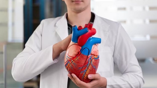 दुसरीकडे, हृदयाच्या स्नायूंचा आजार असल्यास हा धोका उद्भवू शकतो. यासाठी नियमित हृदय तपासणी करणे गरजेचे आहे. हृदयाच्या आरोग्याची नियमित काळजी घेतल्यास असे अचानक होणारे अपघात टाळणे सोपे जाते.