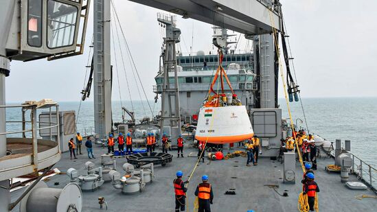 गगनयान मोहिमे अंतर्गत २०२५ ला पहिल्या भारतीय मानवला अंतराळ पाठवले जाणार आहे. अंतराळात ४०० &nbsp;किमीच्या कक्षेत ही मोहीम राबवण्याचे इस्रोचे &nbsp;उद्दिष्ट आहे, हा एक महत्त्वाचा टप्पा आहे, &nbsp;या महत्वाकांशी मिशनमध्ये यश मिळवण्यासाठी ISRO देशी तंत्रज्ञानाचा विकास करत आहे.&nbsp;