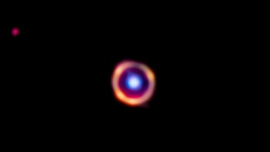 धूर किंवा धुक्यासारखे जटिल सेंद्रिय रेणू पृथ्वीपासून १२ &nbsp;अब्ज प्रकाश-वर्षांहून अधिक अंतरावर एका दुसऱ्या आकाश गंगेत आहे. &nbsp;जेम्स वेब टेलिस्कोपने अशाच एका आकाशगंगेचे छायाचित्र टिपले आहे. यात गुंतागुंतीच्या रेणूंच्या सर्वात दूरच्या शोधाचा एक नवीन विक्रम या दुर्बिणीने केला आहे. ७ जून २०२३ रोजी NASA द्वारे. आपल्या आकाशगंगेपासून तब्बल १२ &nbsp;अब्ज प्रकाश-वर्षे अंतरावर असलेल्या आकाशगंगेचे हे टिपलेले छायाचित्र.&nbsp;