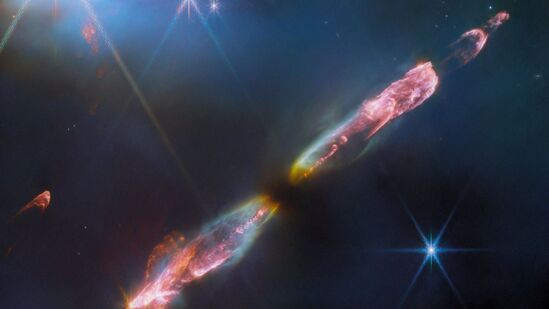 जेम्स वेब टेलीस्कोपने घेतलेल्या आणि १४ &nbsp;सप्टेंबर २०२३ &nbsp;रोजी नासाने एका नवजात ताऱ्याचा फोटो प्रसिद्ध केला. यात या ताऱ्याच्या ध्रुवांवरून वायू उगवणाऱ्या सुपरसोनिक जेट्सवरुन त्याच्या वयाचा अंदाज लावण्यात आला आहे. हा तारा काही हजार वर्ष जुना आहे. &nbsp;