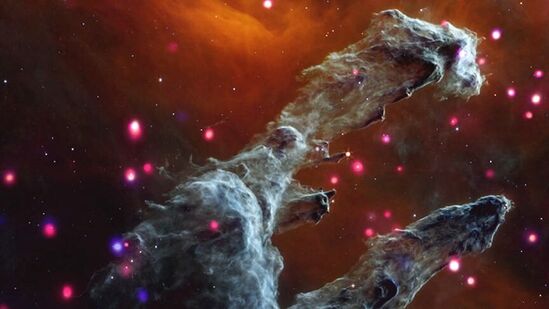 ईगल नेब्युलामधून &nbsp;राखाडी वायू आणि धुळीचे मोठे ढग बाहेर पडत असतात, ज्याला M16 देखील म्हणतात. &nbsp; जेम्स वेब टेलिस्कोपने घेतलेल्या आणि NASA द्वारे २३ &nbsp;मे २०२३ &nbsp;रोजी प्रसिद्ध केलेल्या या नेब्यूलाच एक फोटो टिपला असून त्याला "निर्मितीचा स्तंभ" म्हणून संबोधले गेले. गडद केशरी धुक्याने, ढगाळ राखाडी स्तंभ हे &nbsp;चमकणारे, गुलाबी आणि जांभळ्या ठिपक्यांनी वेढलेले आहेत. यातुन अनेक अतिनील किरणे हे बाहेर पडत असतात. &nbsp;