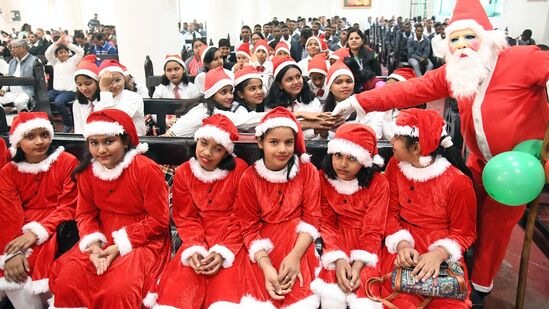 बिहारमधील पाटणा येथील दानापूर सेंट ल्यूक चर्चमध्ये सोमवारी सांताक्लॉजच्या पोशाखात ख्रिसमसच्या उत्सवात सहभागी झालेली मुले.