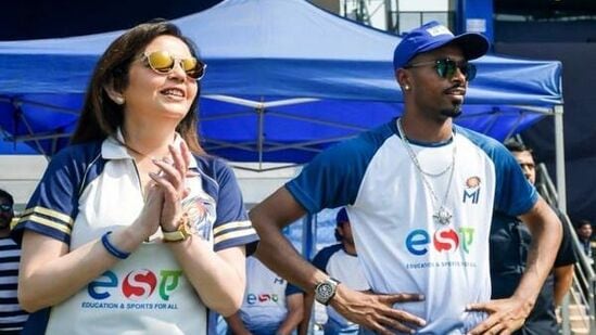 गुजरात टायटन्सकडून दोन वर्षे खेळल्यानंतर हार्दिक पांड्या पुन्हा मुंबई इंडियन्समध्ये सामील झाला. आयपीएलच्या सुरुवातीला हार्दिकची मूळ किंमत १० लाख रुपये होती. मात्र, आता त्याची किंमत १५ कोटी रुपये आहे. हार्दिकला गुजरातमधून मुंबईत आणण्यासाठी अंबानी कुटुंबाने १५ कोटी रुपये दिले. अहवालात असे म्हटले आहे की, हा व्यापार करण्यासाठी मोठा खर्च येतो.