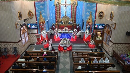 ख्रिसमसच्या दिवशी नोएडा येथील सेंट मेरी चर्चमध्ये प्रार्थना करताना भाविक. ख्रिसमसच्या दिवशी नोएडा येथील सेंट मेरी चर्चमध्ये प्रार्थना करताना भाविक.