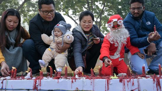 अमृतसरमधील चर्चमध्ये ख्रिसमसच्या उत्सवादरम्यान मेणबत्त्या पेटवताना भाविक.