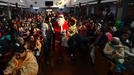 सेंटेनरी मेथोडिस्ट चर्च, लोधी रोड, नवी दिल्ली येथे ख्रिसमसच्या प्रार्थनेदरम्यान कँडी वाटताना सांताक्लॉज. सेंटेनरी मेथोडिस्ट चर्च, लोधी रोड, नवी दिल्ली येथे ख्रिसमसच्या प्रार्थनेदरम्यान कँडी वाटताना सांताक्लॉज.