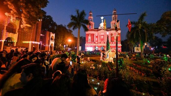 नवी दिल्ली येथे सोमवारी ख्रिसमसच्या उत्सवादरम्यान सेक्रेड हार्ट कॅथेड्रल चर्चमध्ये मेणबत्त्या पेटवणारे भाविक. नवी दिल्ली येथे सोमवारी ख्रिसमसच्या उत्सवादरम्यान सेक्रेड हार्ट कॅथेड्रल चर्चमध्ये मेणबत्त्या पेटवणारे भाविक.