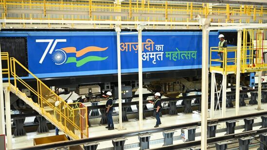 मधेपुरा इलेक्ट्रिक इंजिन प्रायव्हेट लिमिटेड (एमईएलपीएल) नावाने एल्सटम या विदेशी कंपनीच्या सहकार्याने एकूण ८०० रेल्वे इंजिनच्या निर्मितीचे लक्ष्य बिहारच्या मधेपुरा कारखान्यात पूर्ण केले जाणार आहे. मधेपुरा इलेक्ट्रिक इंजिन प्रायव्हेट लिमिटेड (एमईएलपीएल) नावाने एल्सटम या विदेशी कंपनीच्या सहकार्याने एकूण ८०० रेल्वे इंजिनच्या निर्मितीचे लक्ष्य बिहारच्या मधेपुरा कारखान्यात पूर्ण केले जाणार आहे.