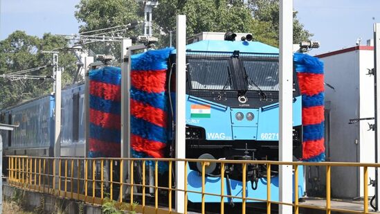 नागपूर डेपोत सध्या १२६ इंजिनच्या देखभालीचे कामकाज केले जात असल्याचे रेल्वेच्या अधिकाऱ्यांनी सांगितले आहे.