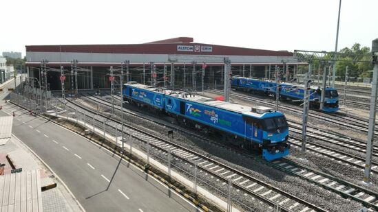 रेल्वेचा महत्वाकांशी प्रकल्प असलेल्या मालवाहतूक कॉरिडॉरसह अवजड मालवाहू गाड्यांची जलद आणि सुरक्षित वाहतूक करण्यासाठी इंजिन तयार करण्यात आले आहे. रेल्वेचा महत्वाकांशी प्रकल्प असलेल्या मालवाहतूक कॉरिडॉरसह अवजड मालवाहू गाड्यांची जलद आणि सुरक्षित वाहतूक करण्यासाठी इंजिन तयार करण्यात आले आहे. 