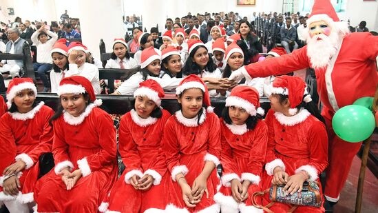 बिहारमधील पाटणा येथील दानापूर सेंट ल्यूक चर्चमध्ये सोमवारी सांताक्लॉजच्या वेशभूषेत ख्रिसमसच्या उत्सवात सहभागी झालेली मुले.