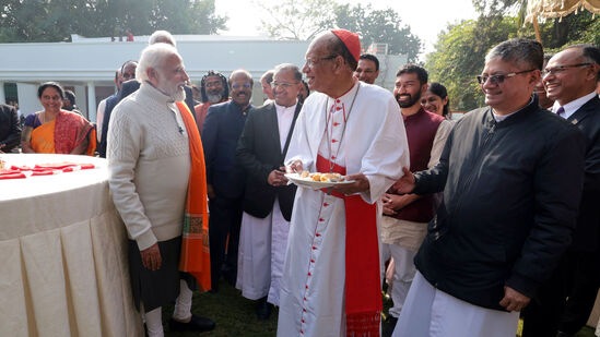 पंतप्रधान नरेंद्र मोदी सोमवारी नवी दिल्लीतील त्यांच्या निवासस्थानी ख्रिसमसच्या उत्सवासाठी ख्रिश्चन समुदायाच्या सदस्यांमध्ये सामील झाले.