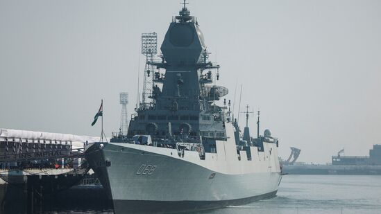 ‘आयएनएस इंफाळ’ या युद्धनौकेची लांबी १६३ मीटर, रुंदी १७ मीटर आणि वजन&nbsp;७४०० टन एवढे आहे. भारतात निर्मित सर्वात मजबूत अशा युद्धनौकांपैकी ही एक आहे. या युद्धनौकेला गॅस पुरवठा करण्यासाठी चार शक्तिशाली असे गॅस टर्बाइन्स यात आहे. ही युद्धनौका प्रती तास ३० नॉटिकल मैल (५६ किलोमीटर) वेगाने समुद्रात प्रवास करू शकते. या युद्धनौकेत एकूण ३१५ कर्मचारी आहेत.