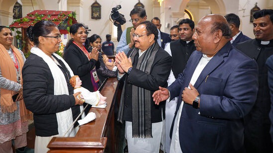 भाजप अध्यक्ष जेपी नड्डा नवी दिल्लीत ख्रिसमसच्या दिवशी सेक्रेड हार्ट कॅथेड्रल कॅथोलिक चर्चला भेट दिली.&nbsp;