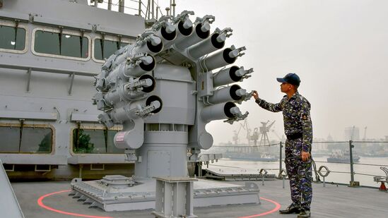 मुंबई स्थित माझगाव डॉक लिमिटेडने बांधलेल्या या जहाजात सुमारे ७५ टक्के स्वदेशी सामग्रीचा वापर करण्यात आलेला आहे. जमिनीवरून जमिनीवर मारा करणारे ब्रह्मोस क्षेपणास्त्र, जमिनीवरून हवेत मारा करणारी मध्यम पल्ल्याची क्षेपणास्त्रे, पाणबुडीविरोधी स्वदेशी रॉकेट लाँचर्स आणि ७६ मिमी सुपर रॅपिड गन सारख्या अत्याधुनिक शस्त्रास्त्रांचा या युद्धनौकेवरून करता येणार आहे. मुंबई स्थित माझगाव डॉक लिमिटेडने बांधलेल्या या जहाजात सुमारे ७५ टक्के स्वदेशी सामग्रीचा वापर करण्यात आलेला आहे. जमिनीवरून जमिनीवर मारा करणारे ब्रह्मोस क्षेपणास्त्र, जमिनीवरून हवेत मारा करणारी मध्यम पल्ल्याची क्षेपणास्त्रे, पाणबुडीविरोधी स्वदेशी रॉकेट लाँचर्स आणि ७६ मिमी सुपर रॅपिड गन सारख्या अत्याधुनिक शस्त्रास्त्रांचा या युद्धनौकेवरून करता येणार आहे.