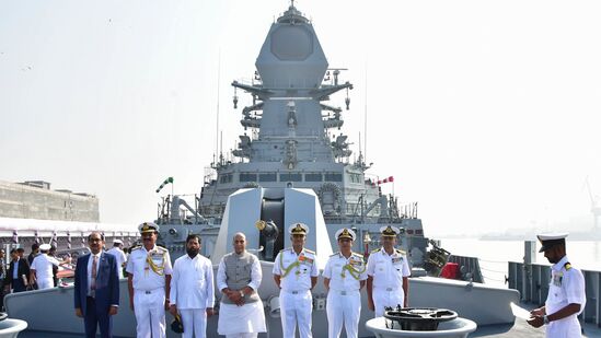 आयएनएस इंफाळ ही प्रोजेक्ट 15B स्टेल्थ गाईडेड मिसाईलद्वारे सज्ज युद्धनौका आज, २६ डिसेंबर २०२३ रोजी भारतीय नौदलात दाखल करण्यात आली. नौदलात दाखल चार स्वदेशी 'विशाखापट्टणम' श्रेणीतील&nbsp; विनाशिकांपैकी तिसरी विनाशिका भारतीय नौदलाच्या युद्धनौका डिझाइन ब्युरोने डिझाइन केली असून माझगाव डॉक शिपबिल्डर्स लिमिटेड (एमडीएल), मुंबई यांनी ती तयार केली आहे. यावेळी मुंबईतील नौदल गोदीत समारंभ आयोजित करण्यात आला होता. समारंभात संरक्षण मंत्री राजनाथ सिंह, राज्याचे मुख्यमंत्री एकनाथ शिंदे उपस्थित होते. &nbsp;&nbsp;