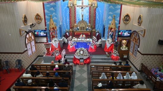 देशभरात ख्रिसमस जल्लोषात साजरा करण्यात आला. सोमवारी नोएडा येथील सेंट मेरी चर्चमध्ये प्रार्थना करताना भाविक.