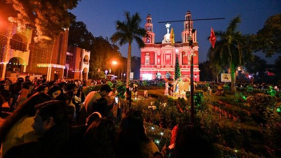 सोमवारी &nbsp; दिल्ली येथे ख्रिसमसच्या उत्सवादरम्यान सेक्रेड हार्ट कॅथेड्रल चर्चमध्ये मेणबत्त्या पेटवताना भाविक.