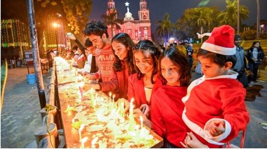 दिल्ली येथे सोमवारी ख्रिसमस डेच्या उत्सवादरम्यान सेक्रेड हार्ट कॅथेड्रल चर्चमध्ये मेणबत्त्या पेटवणारे भाविक.