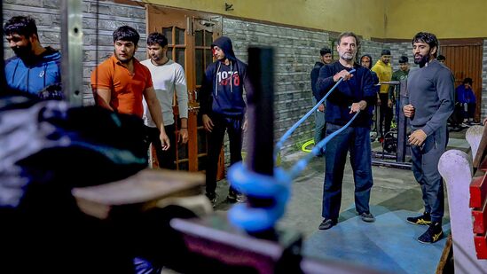 छारा हे पैलवान दीपक पुनियाचं गाव आहे. तर बजरंग पुनियाने याच आखाड्यातून कुस्तीला सुरुवात केली होती. यावेळी कुस्तीपटूंनी सांगितले, की राहुल सकाळी ६ वाजता आखाड्यात पोहोचले होते. त्यांनी पैलवानांच्या दैनंदिन दिनचर्येबाबत जाणून घेतले. छारा हे पैलवान दीपक पुनियाचं गाव आहे. तर बजरंग पुनियाने याच आखाड्यातून कुस्तीला सुरुवात केली होती. यावेळी कुस्तीपटूंनी सांगितले, की राहुल सकाळी ६ वाजता आखाड्यात पोहोचले होते. त्यांनी पैलवानांच्या दैनंदिन दिनचर्येबाबत जाणून घेतले.