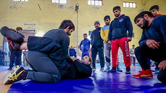 राहुल गांधी सकाळीच छारा गावातील 'वीरेंद्र आखाडा' येथे पोहोचले आणि नंतर त्यांनी बजरंग पुनिया आणि इतर कुस्तीपटूंशी काहीवेळ चर्चा केली. सोबतच राहुल गांधी बराचवेळ आखाड्यात होते. राहुल गांधी सकाळीच छारा गावातील 'वीरेंद्र आखाडा' येथे पोहोचले आणि नंतर त्यांनी बजरंग पुनिया आणि इतर कुस्तीपटूंशी काहीवेळ चर्चा केली. सोबतच राहुल गांधी बराचवेळ आखाड्यात होते.