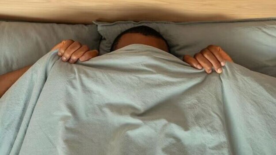 Winter Health Tips हिवाळ्यात तोंडावर चादर घेऊन झोपताय? बिघडू शकते