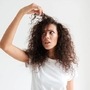 <p>केसांच्या मुळांची काळजी - केसांच्या मुळांना अनेक तास तेल लावून न ठेवण्याचा सल्ला तज्ज्ञ देतात. असे म्हणतात की अनेक वेळा डोक्यावरील धुळीवर केसांच्या मुळांना तेल लावल्यास ते तेल चिकट होऊन डोक्याला बसते. केसांची चमक आणखी कमी होते.</p>