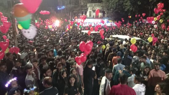 २०२३ मध्ये अनेक घटनांचे साक्षीदार ठरलेल्या २०२३ या &nbsp;सरत्या वर्षाला रविवारी पुणेकरांनी मोठ्या उत्साहात निरोप देत २०२४चे जल्लोषात स्वागत केले.