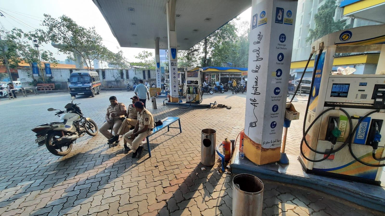 वाहतूकदारांच्या संपामुळे ठाण्यात अनेक पेट्रोल पंपातील पेट्रोल-डिझेलसाठा संपला असून पोलीस बंदोबस्त तैनात करण्यात आला आहे.  