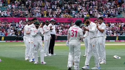 डेव्हिड वॉर्नर शेवटच्या कसोटी डावासाठी मैदानात आला तेव्हा पाकिस्तानी संघातील सर्व खेळाडूंनी टाळ्या वाजवून त्याला अभिवादन केले.&nbsp;